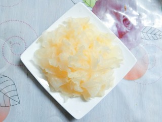 6、小米南瓜百合银耳粥,撕成很小块的，多洗几遍！挤干水份！