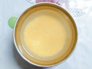 8、小米南瓜百合银耳粥,把小米淘洗干净，再放适量的冷水泡半个小时！