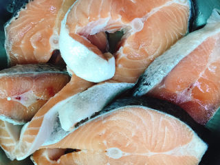 2、香煎三文鱼排,冲洗干净后用厨房纸巾拭干水分抹少许盐备用