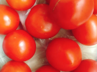 3、香煎三文鱼排,圣女果洗干净备用