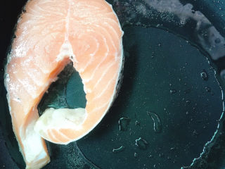 4、香煎三文鱼排,锅中放入橄榄油