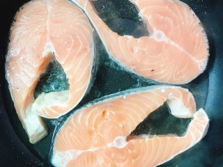 5、香煎三文鱼排,放入三文鱼排