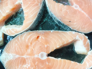 6、香煎三文鱼排,中火慢煎