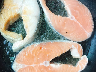 7、香煎三文鱼排,不用急着翻面