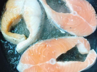 8、香煎三文鱼排,煎黄后慢慢翻面