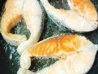 9、香煎三文鱼排,继续用中小火慢慢煎