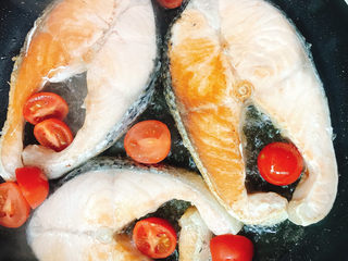 10、香煎三文鱼排,圣女果切开后放入油锅一起煎