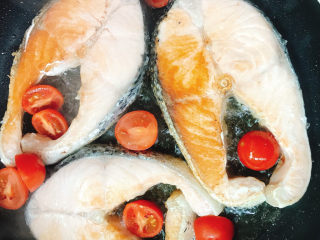 11、香煎三文鱼排,一面金黄后再翻面