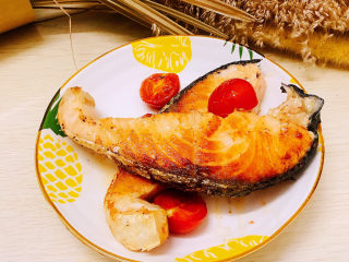 15、香煎三文鱼排,装盘挤上几滴柠檬汁