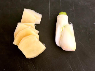 6、酱香猪蹄,鲜姜削皮后切成小片，大葱切成段