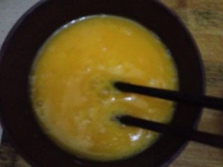 2、小油菜木耳炒蛋,鸡蛋加少许盐打散 热锅入油 倒入蛋液 炒熟盛出备用