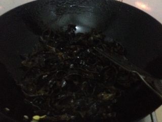 3、小油菜木耳炒蛋,用剩下的油 倒入木耳炒至七成熟