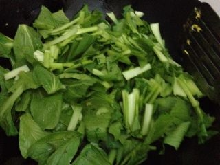 4、小油菜木耳炒蛋,倒入小油菜 翻炒几下