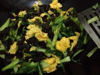 5、小油菜木耳炒蛋,倒入炒好的鸡蛋 加少许盐 一点鸡粉 翻匀出锅