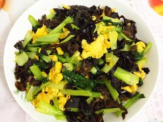 6、小油菜木耳炒蛋,盛出装盘即可