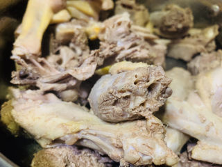 4、老鸭煲,并用水冲洗