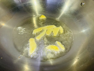 6、老鸭煲,锅加食用油，加姜炒香