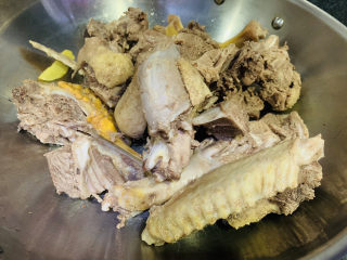 7、老鸭煲,倒入老鸭