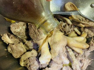 9、老鸭煲,加料酒，继续翻炒