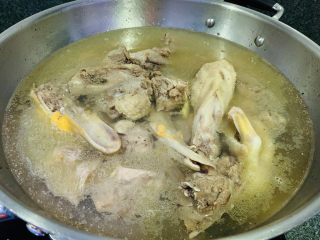 10、老鸭煲,加入清水