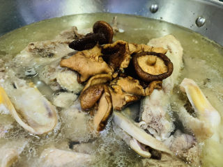 11、老鸭煲,加洗净的干香菇