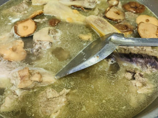 14、老鸭煲,翻拌均匀调料