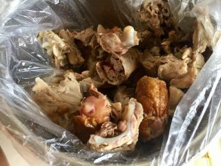 1、给烤鸭架换个吃法➕冬瓜蟹味菇鸭架汤,买了一只烤鸭，这是片过鸭肉后剩下的烤鸭架。其实上面的肉还很多哦。一般鸭架都是在烤鸭店里直接油炸再撒椒盐孜然辣椒调味。今天想做个汤，特意没有要店家炸