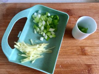 4、给烤鸭架换个吃法➕冬瓜蟹味菇鸭架汤,姜切姜丝，小葱分葱白葱绿，分别切末