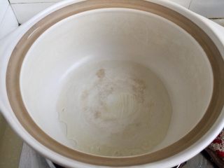 5、给烤鸭架换个吃法➕冬瓜蟹味菇鸭架汤,先把鸭汤煮上后我们再来准备蔬菜。直接用砂锅或其他汤锅，小火热锅后加少许食用油