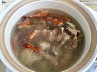 9、给烤鸭架换个吃法➕冬瓜蟹味菇鸭架汤,转大火加盖煮开