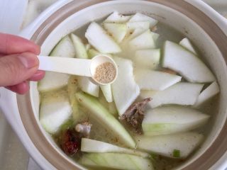 17、给烤鸭架换个吃法➕冬瓜蟹味菇鸭架汤,加入一小勺鲍鱼鸡粉调味