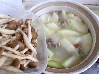 19、给烤鸭架换个吃法➕冬瓜蟹味菇鸭架汤,汤面再次煮开后，转小火煮三四分钟加入蟹味菇