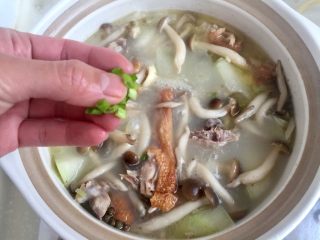 22、给烤鸭架换个吃法➕冬瓜蟹味菇鸭架汤,撒上葱末