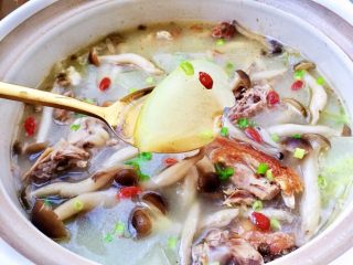 27、给烤鸭架换个吃法➕冬瓜蟹味菇鸭架汤,鸭架汤滋味鲜美，搭配清爽的冬瓜和滑嫩的蟹味菇，营养更加丰富，感兴趣的宝宝，也来试试吧????