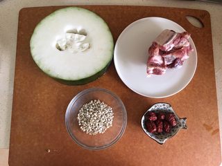 1、冬瓜薏米排骨汤,食材准备好