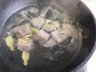 6、冬瓜薏米排骨汤,焯好后捞出 放入清水内