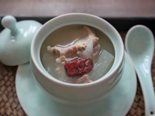 16、冬瓜薏米排骨汤,很清淡的汤 适合夏天 