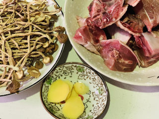 1、茶树菇炖鸡汤,准备所有食材