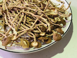 2、茶树菇炖鸡汤,茶树菇取适量