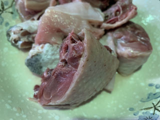 4、茶树菇炖鸡汤,鸡肉切块,洗净