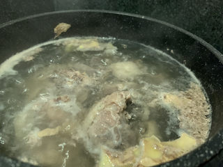 6、茶树菇炖鸡汤,大火烧开,撇掉浮沫,再焯水3分钟