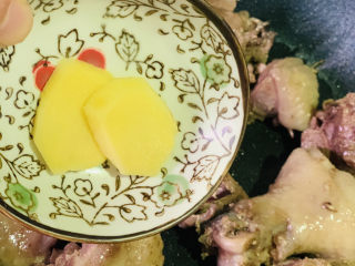 10、茶树菇炖鸡汤,大火翻炒,加入姜片