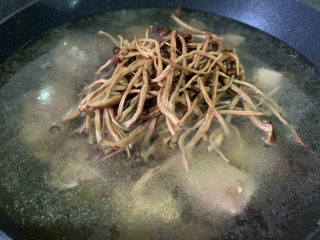 13、茶树菇炖鸡汤,加入适量清水,加茶树菇