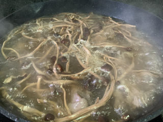 16、茶树菇炖鸡汤,搅拌均匀调料