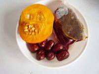 1、红枣南瓜汤,准备好原料，红枣、南瓜、红糖。