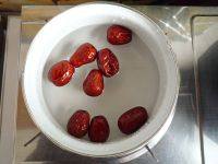 3、红枣南瓜汤,煮锅中加入清水，加入清洗干净的红枣，大火烧沸，小火焖煮十几分钟，煮出红枣香味。