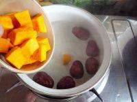 5、红枣南瓜汤,煮出枣香味，放入切好的南瓜。