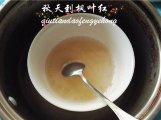 1、情人节佳品--木瓜酸奶布丁,吉利丁粉先用冷水浸泡,再隔热融化备用