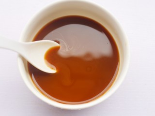 4、香菇油菜,加半碗水调匀。