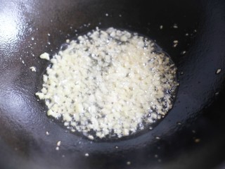 7、香菇油菜,热锅热油加入姜蒜爆香。